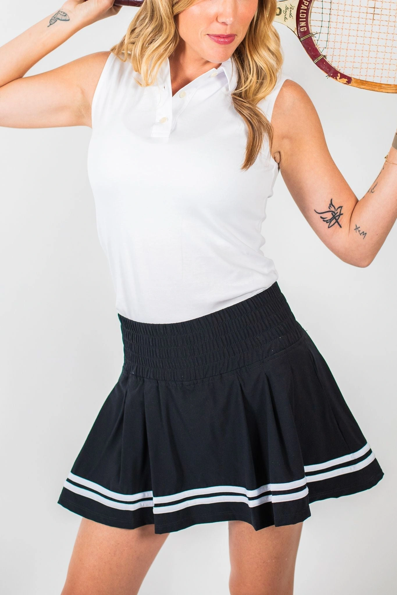 Amanda Top: Zeitlose Eleganz in Solides, Ärmellos. Dein Sommer-Must-have.